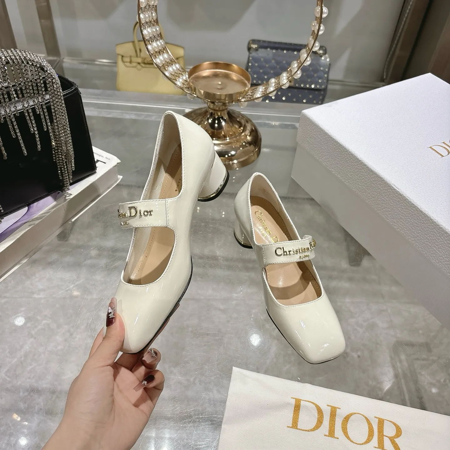 💕💕Factory direct selling price p560💕💕 💕25ss early spring new Dior Dior D-My hardware letter square toe high heels 👠This My Dior high heels are a new product in the 2025 spring and summer ready-to-wear series, showing exquisite elegance. Carefully crafted from cow leather, it is embellished with gold buckles and a metallic Christian Dior Paris logo, making it highly recognizable and highlighting Dior's extraordinary craftsmanship. Graphic style heels complement each other, making the fashionable design more elegant. Upper: cow patent leather. Inner foot pad: sheepskin. Sole: Italian genuine leather outsole. Heel height: 4cm 7.5cm. Size: 35-39 (34.40.41. Customized items are non-refundable)
